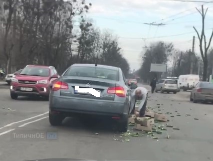 В Харькове дорогу усыпало огурцами (видео)