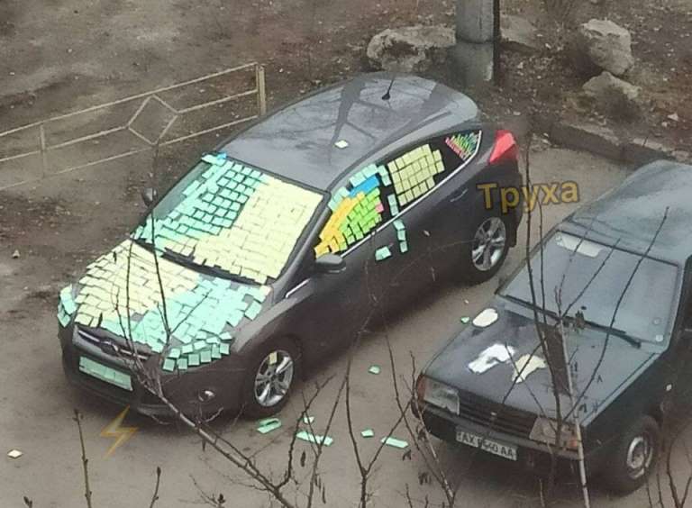 В Харькове машину обклеили стикерами