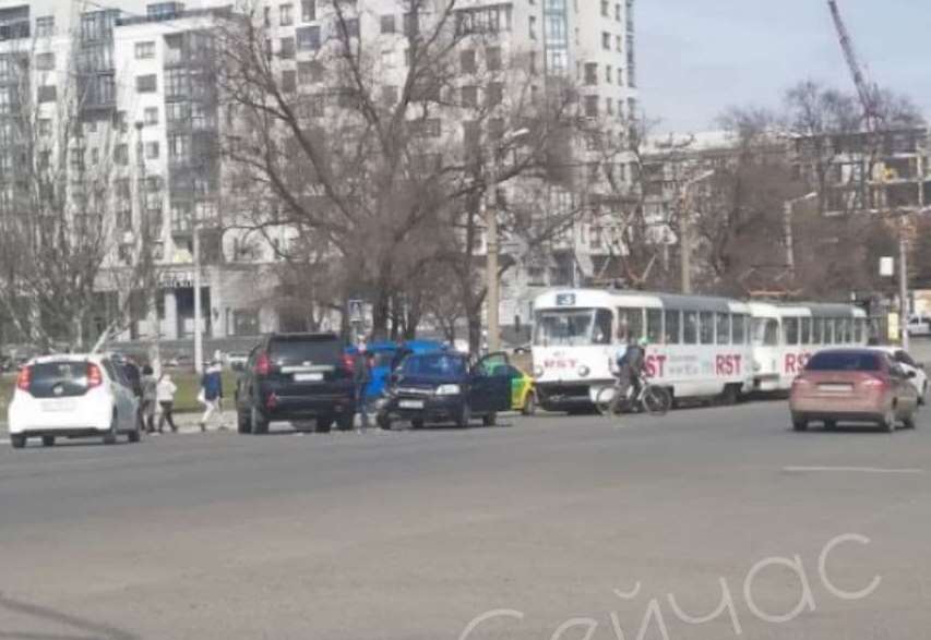 Авария в Харькове заблокировала движение трамваев