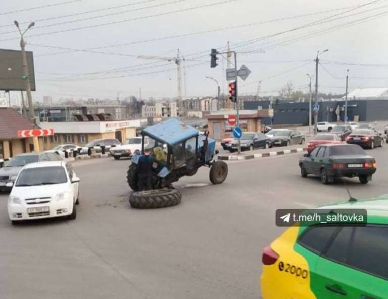 В Харькове у трактора на ходу отвалилось колесо