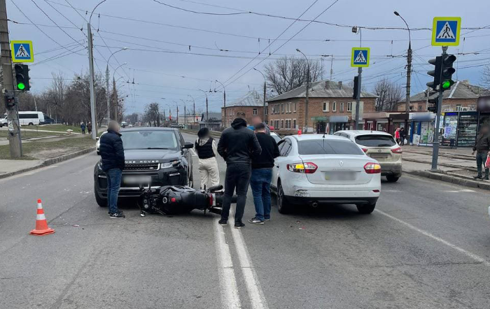 Вылетел и упал на машину: в Харькове – тройное ДТП с мотоциклом (фото, видео)