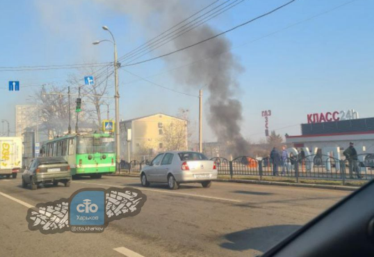В Харькове посреди улицы сгорела машина (видео)