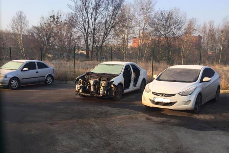 В Харькове на стоянке машину разобрали на запчасти