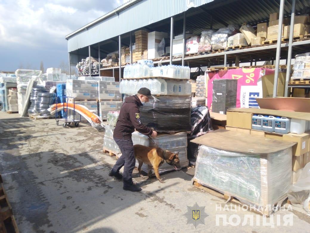 Эвакуировано несколько тысяч человек: в "Эпицентрах" искали бомбы