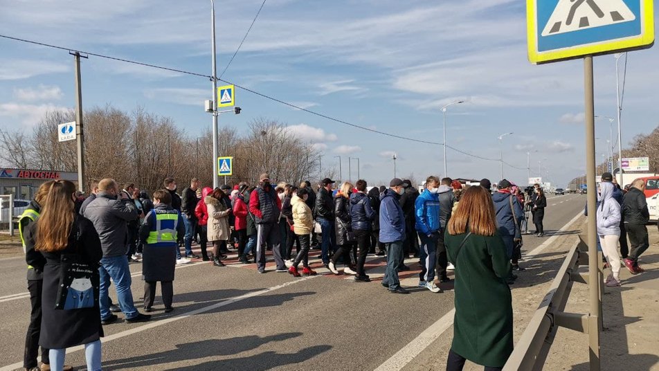 Митингующие перекрыли трассу Харьков-Киев