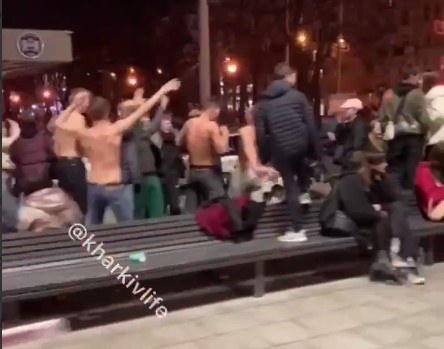 В центре Харькова толпа подростков устроила дискотеку с раздеванием (видео)