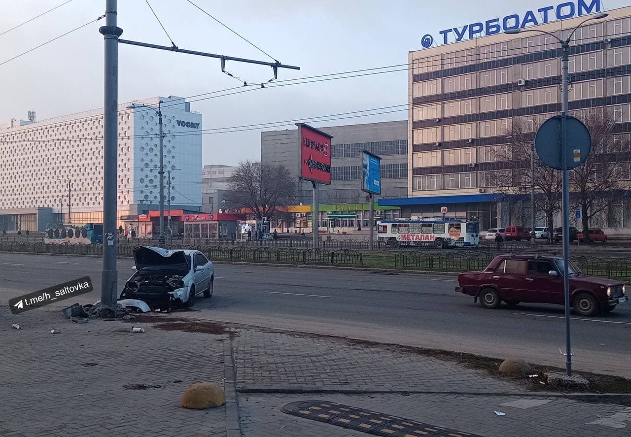 В Харькове машина снесла забор и врезалась в столб (фото)