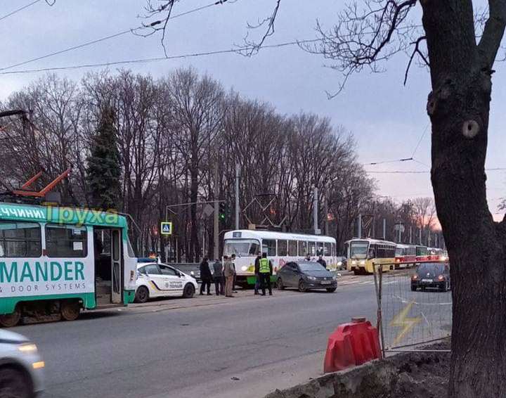 Авария в Харькове заблокировала движение трамваев