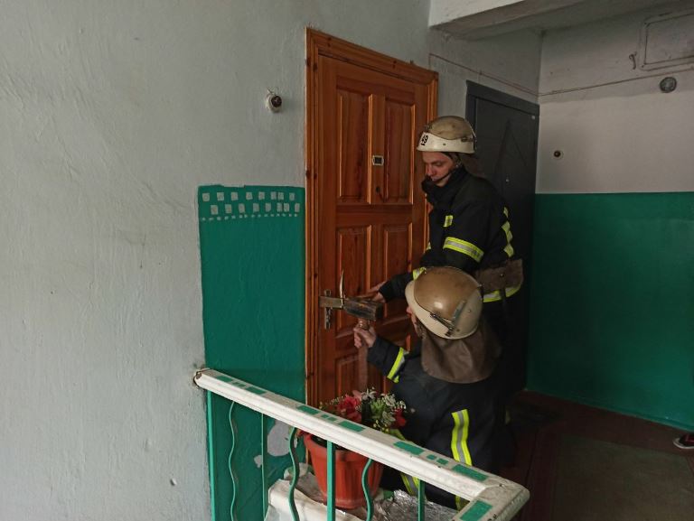 Под Харьковом спасателям пришлось взломать дверь в квартиру пенсионерки