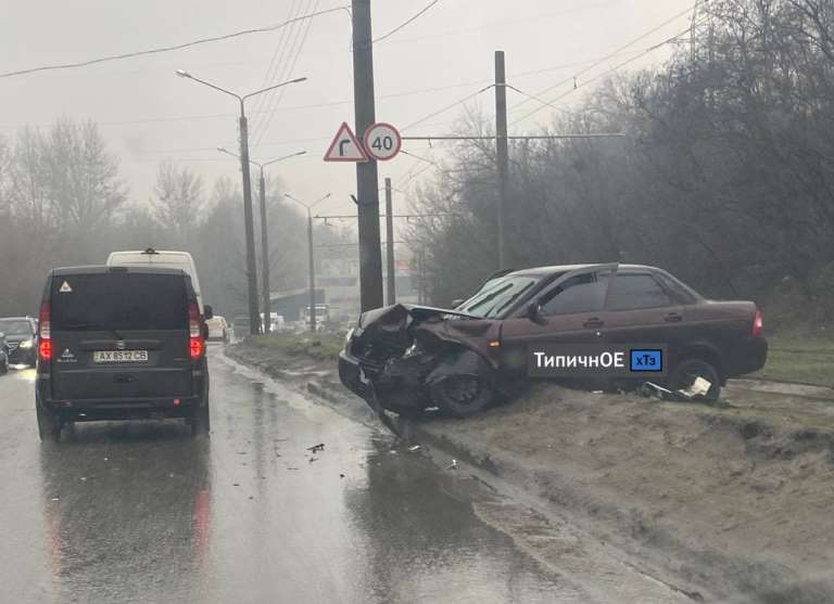 В Харькове – авария, машины разбросало по дороге (видео)