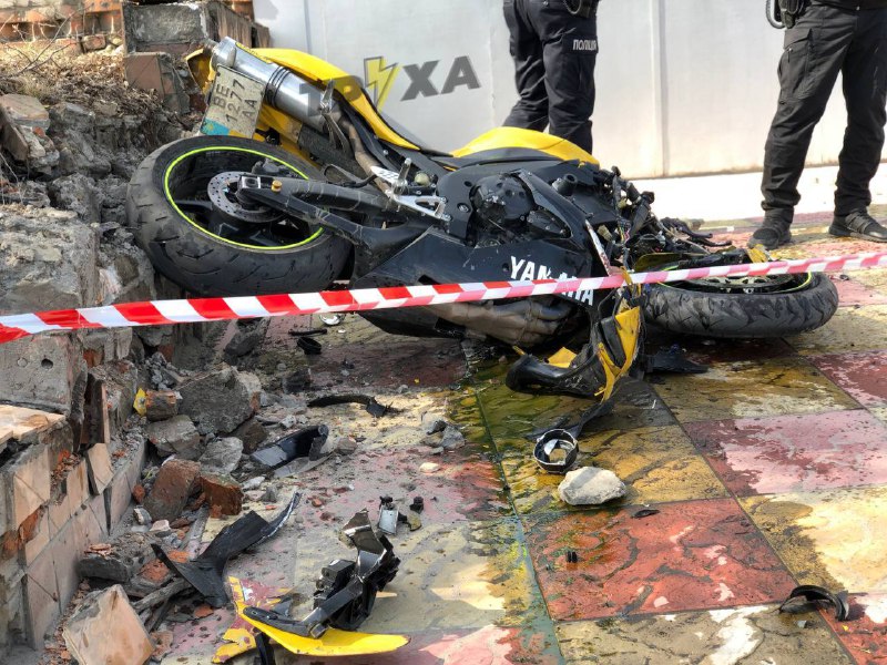 В Харькове мотоциклист на высокой скорости влетел в забор