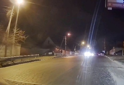 На спуске Жилярди машина без водителя покатилась вниз по тротуару (видео)