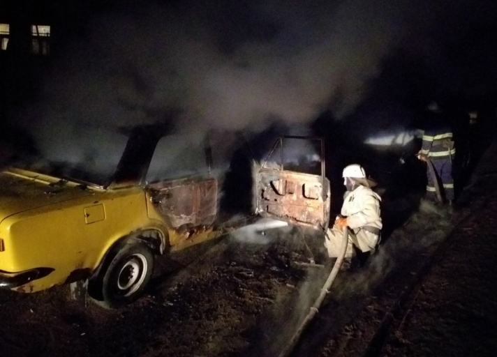 Среди ночи под Харьковом сгорели машины (фото)