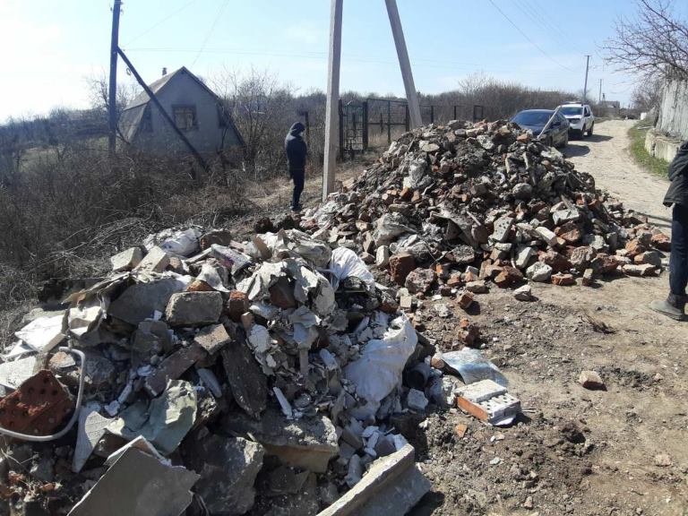 Под Харьковом куча мусора перегородила дорогу