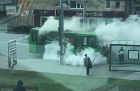 В Харькове посреди дороги загорелся пассажирский автобус (видео)