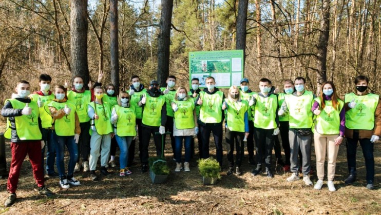 Озеленяем планету: под Харьковом "Слуга Народа" и "Зе-Молодежка" высадили сосны