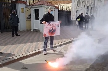 Под консульством России - акция протеста (видео)
