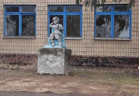 "Не Ленин, а памятник детству": под Харьковом отказались сносить памятник