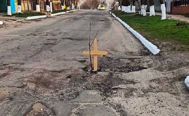 Под Харьковом в яму на трассе поставили крест (видео)