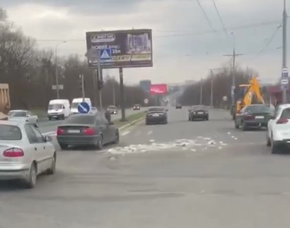 На Салтовке по дороге рассыпали кирпичи (видео)