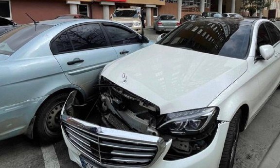 В Харькове водитель, пытаясь припарковаться, разбил две стоящие машины (видео)