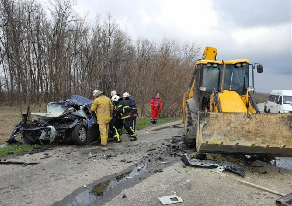 На трассе под Харьковом столкнулись трактор и Volkswagen: есть погибшие