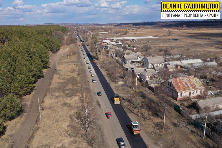 В Харьковском районе ремонтируют шесть километров дороги