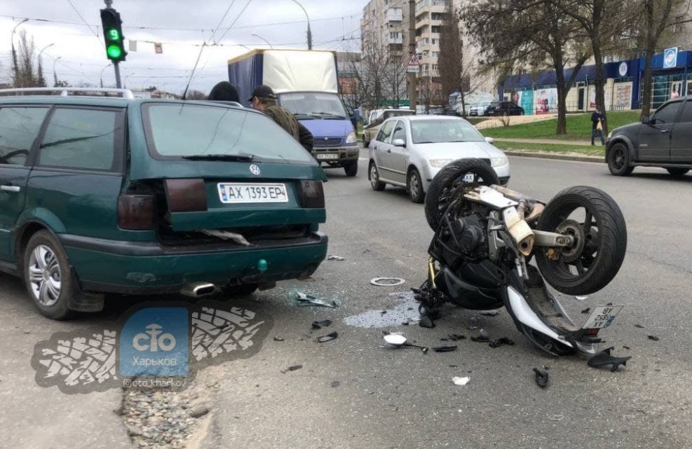 Авария в Харькове: перевернутый мотоцикл, есть пострадавшие (фото)