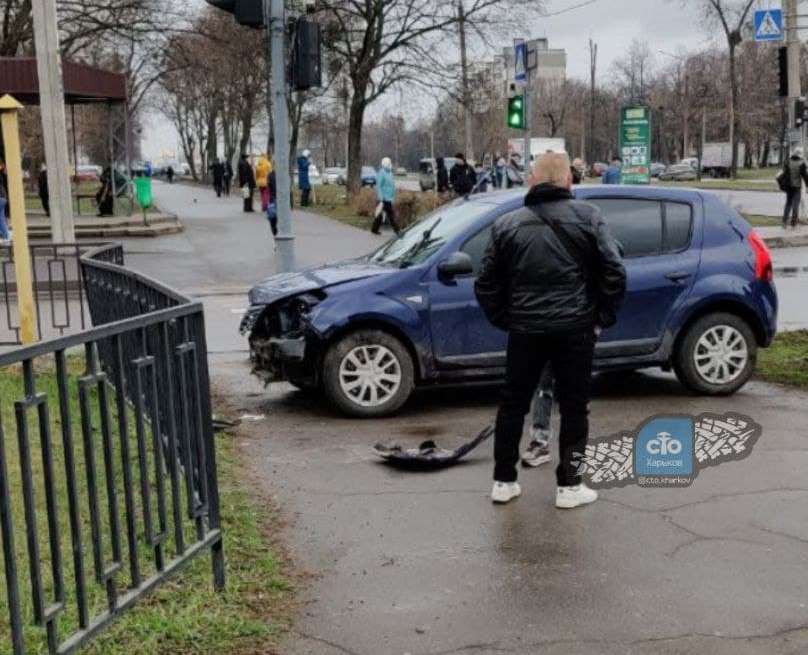 На Салтовке – авария, машина вылетела на тротуар (фото)