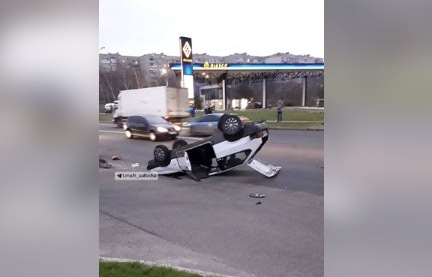 На Клочковской - авария, машина врезалась в бордюр и перевернулась (видео)