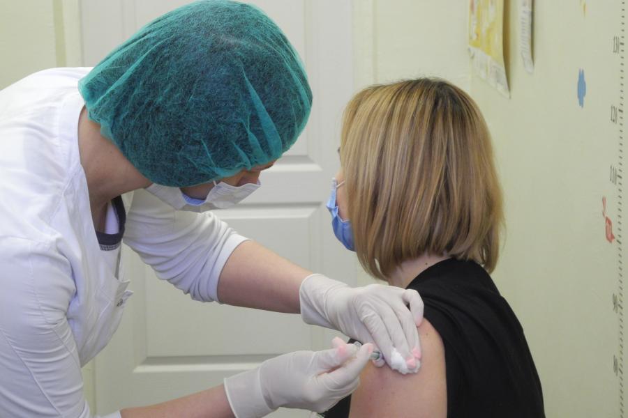 Харьковчан начали прививать китайской вакциной CoronaVac