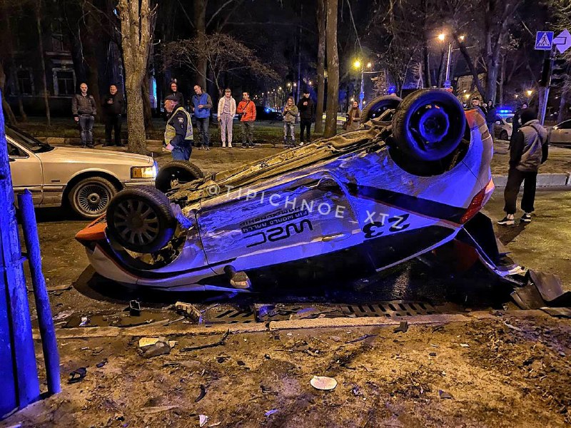 На ХТЗ - тройное ДТП, один автомобиль от удара перевернулся на крышу