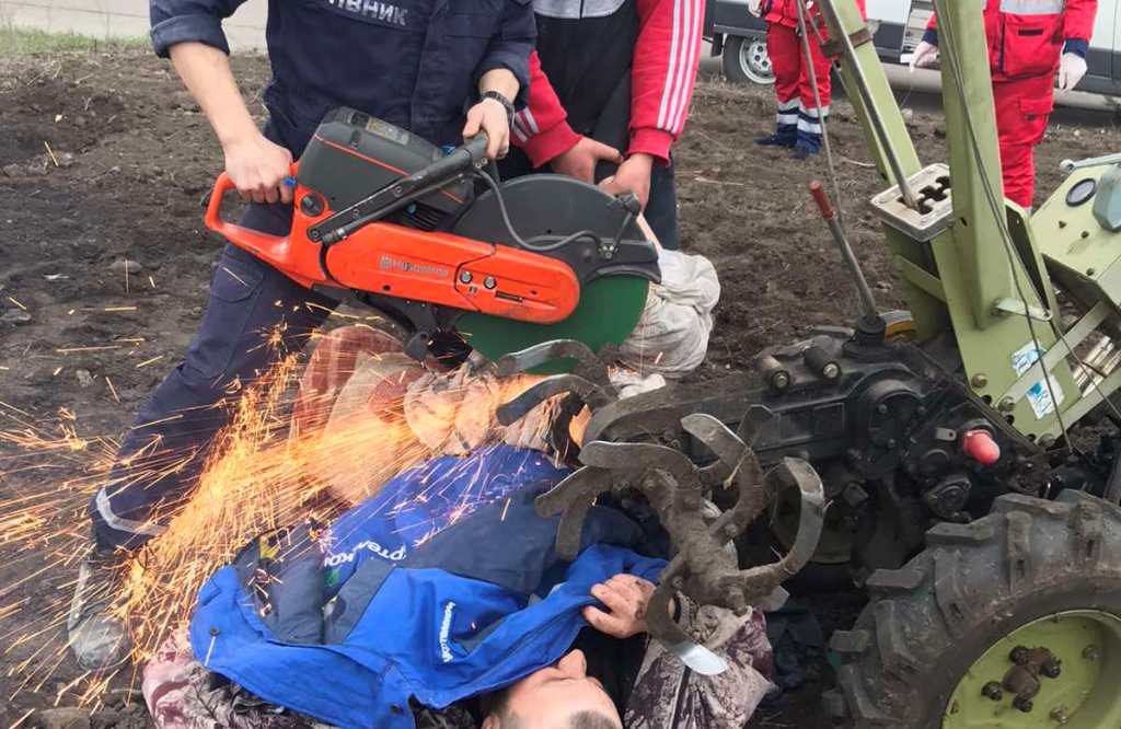 Под Харьковом мужчине пробило ногу острыми зубцами