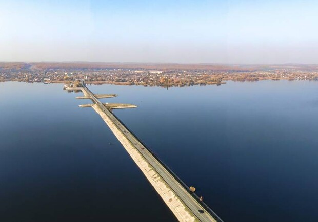 Ремонт моста через Печенежское водохранилище отложен
