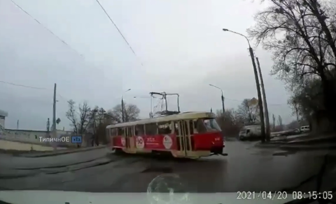 В Харькове водитель увернулся от сошедшего с рельсов трамвая. Вагон перекрыл полдороги, на улице пробка (видео)