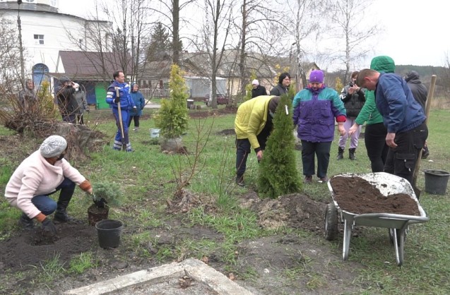 Под Харьковом появится новый парк: в Ракитном представители компании "Укргазвыдобуток" вместе с местными жителями высадили деревья 