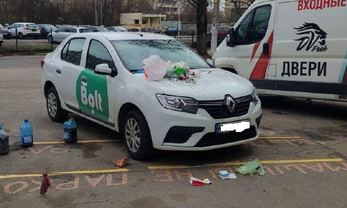 В Харькове машину такси забросали мусором