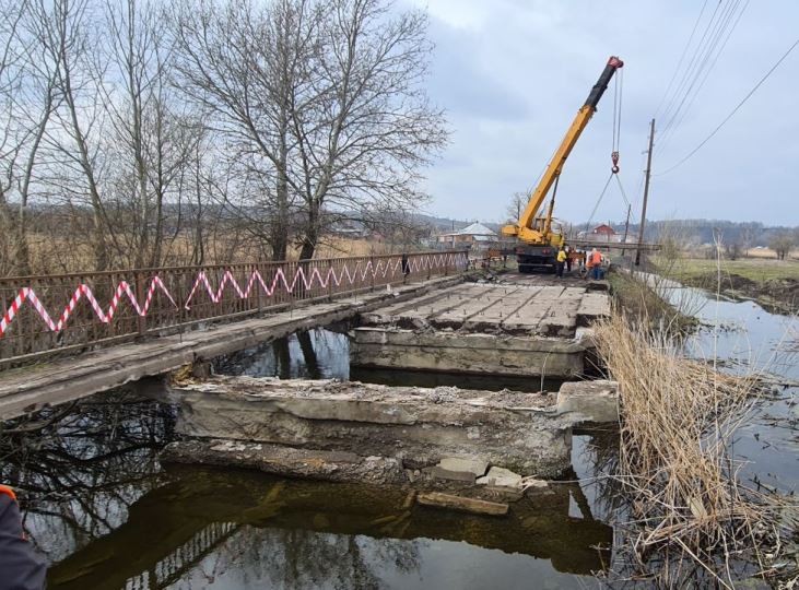 Под Харьковом ремонтируют мост, которому больше полсотни лет