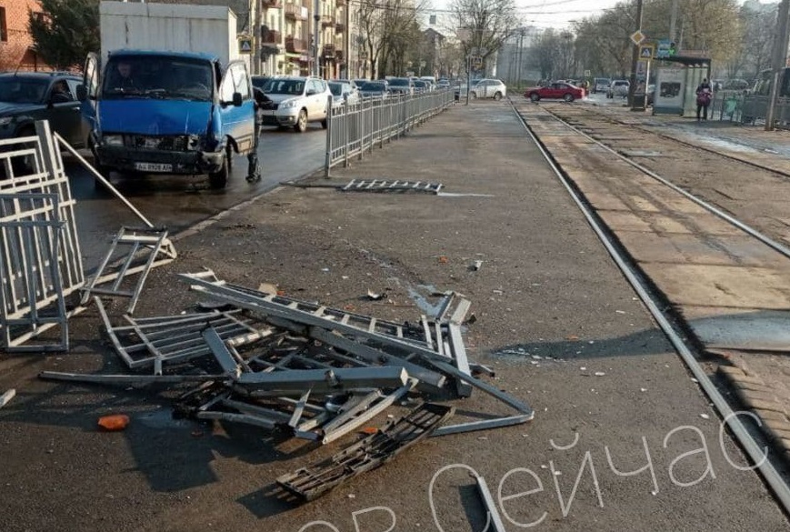 В Харькове грузовик снес забор (фото)