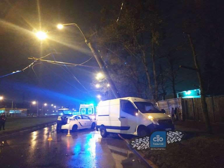 На Московском – авария, микроавтобус влетел в столб