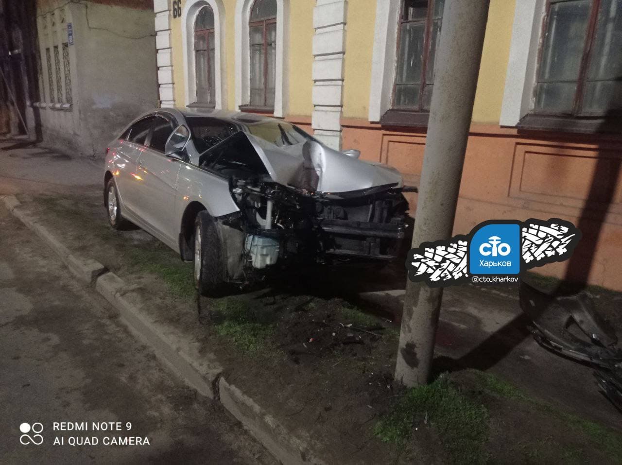 В Харькове машина вылетела с дороги и врезалась в столб (фото, видео)