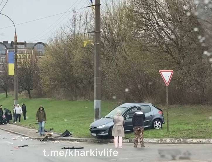 В Харькове – авария, машина вылетела на обочину (видео)