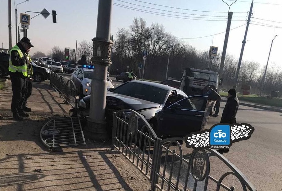 В Харькове машина снесла забор и влетела в столб (фото, видео)