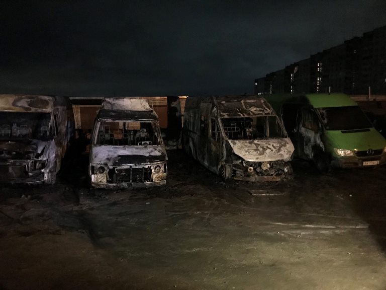 Ночью на Салтовке сгорели на стоянке машины