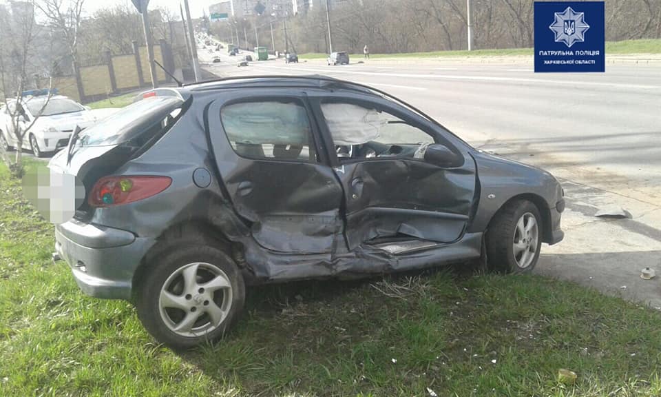 Авария на Деревянко: машина вылетела с дороги, есть пострадавшие (фото)