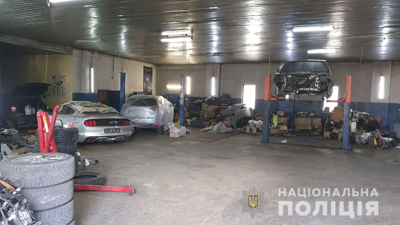 В Харькове в гаражах нашли несколько угнанных машин (фото, видео)