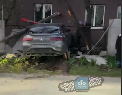 Под Харьковом Mercedes влетел в жилой дом (видео)