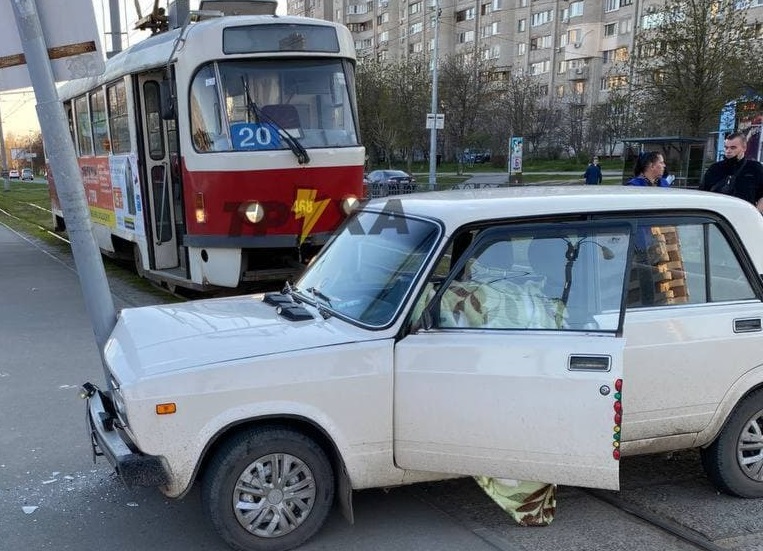 В Харькове водитель умер за рулем. Машина влетела в столб (фото)