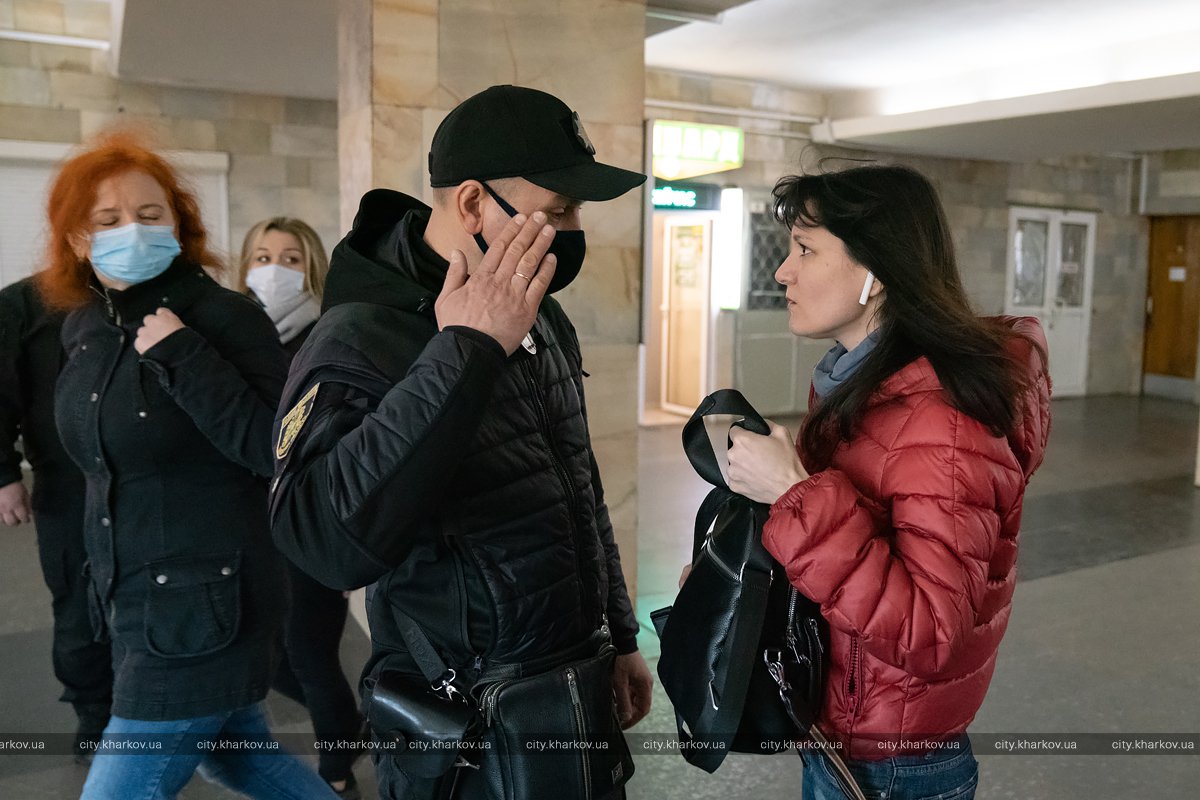 В Харькове пассажирам метро выписывают штрафы