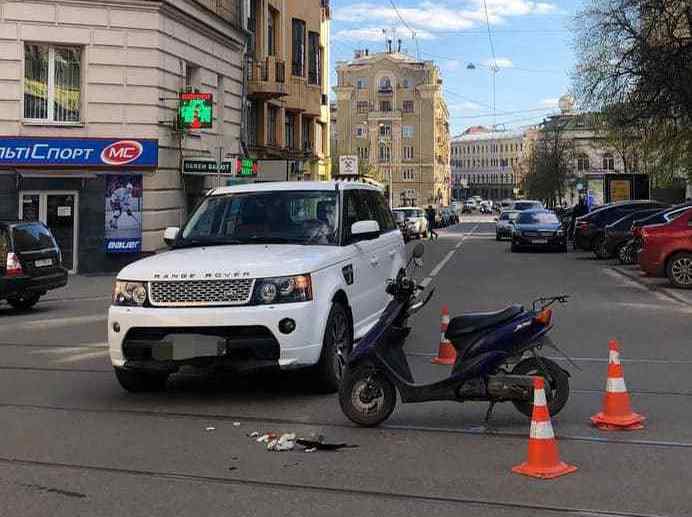 В центре Харькова сбили скутериста